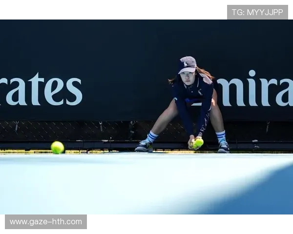 全新网球赛季即将开启 明星选手热身备战 展望未来赛事激烈对决